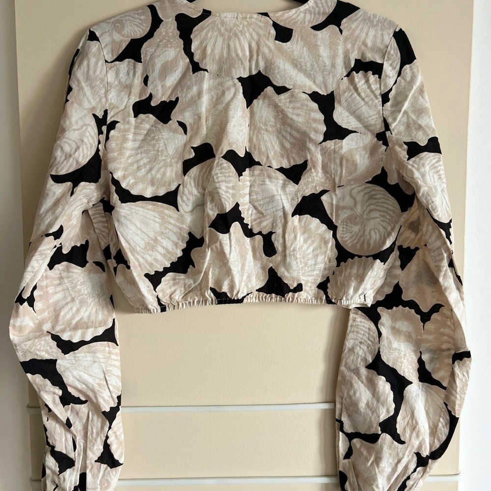 H&M Monochrome Shell Pattern Crop Top - Picture 2 of 3